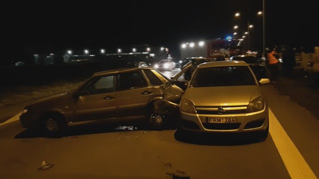 Vaizdai iš įvykio vietos: prie Kauno susidūrė penki automobiliai