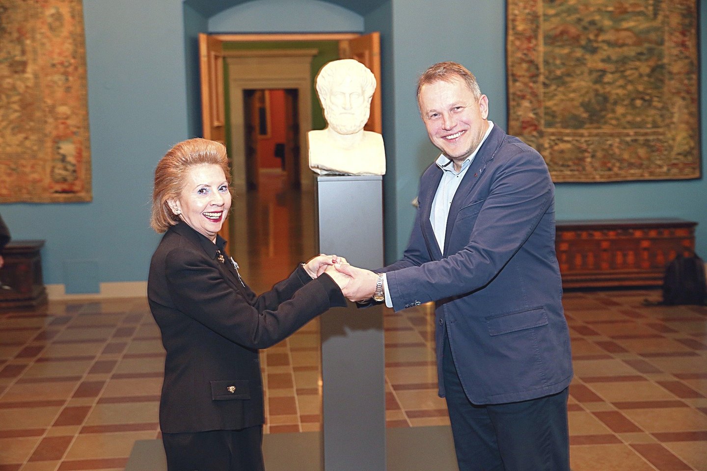 Prie biusto – Graikijos ambasadorė Lietuvoje V.Dicopoulou ir V.Dolinskas.<br>R.Danisevičiaus nuotr.