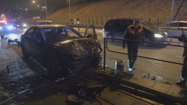 Vaizdai iš įvykio vietos: Vilniuje nesuvaldžius automobilio išvertė stulpą