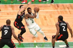 Sunki J. Valančiūno ir „Raptors“ viešnagė Bostone: nesulaikė siautėjusio K. Irvingo