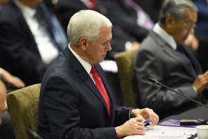 Perbėgo juoda katė? JAV vadovui nebeįtinka Mike'as Pence'as