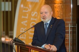 Subyrėję liberalai kaltina „juodą plaukuotą ranką“