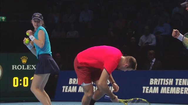 Teniso žaidėjas surengė išdaigą turnyro metu, kad net mergina liko raudonuoti