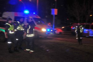 Ant kojų sukelti gelbėtojai: Žagarėje dega butas su žmonėmis