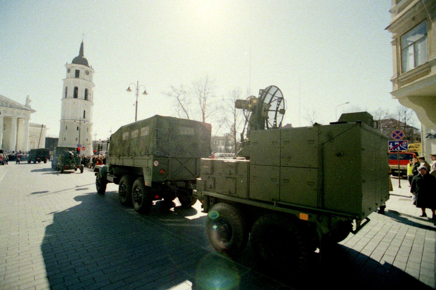 Istorinės nuotraukos iš didžiausio Nepriklausomos Lietuvos karinio parado 2004-ųjų pavasarį <br>A. Pliadis/KAM nuotr.