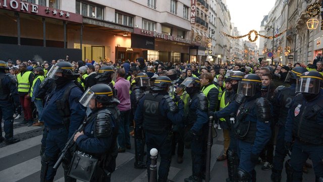Prancūzijoje per protestus dėl kuro mokesčių sužeisti šimtai žmonių