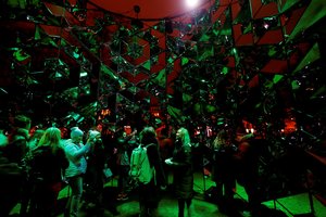 Rygoje keli tūkstančiai žmonių stebėjo gėlių padėjimo ceremoniją prie Laisvės paminklo