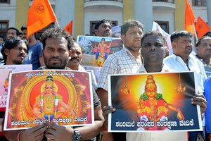 Aplink kovos lauku tapusią Indijos šventyklą areštuota dešimtys žmonių