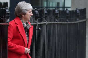 Theresa May per susitikimą su verslo lyderiais gins „Brexit“ sutarties projektą