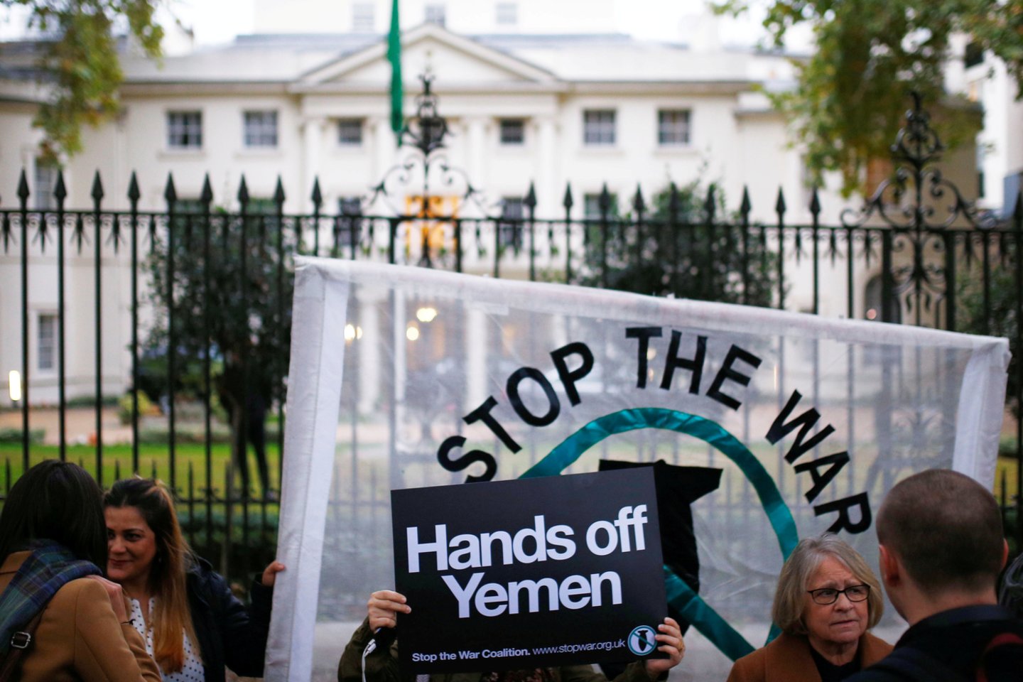  Jemeno sukilėlių aukšto rango pareigūnas pirmadienį paragino husių vadovybę sustabdyti karines operacijas ir Saudo Arabijos teritorijos apšaudymą raketomis, Jungtinėms Tautoms rengiantis deryboms tarp konflikto šalių.<br> Reuters/Scanpix nuotr.