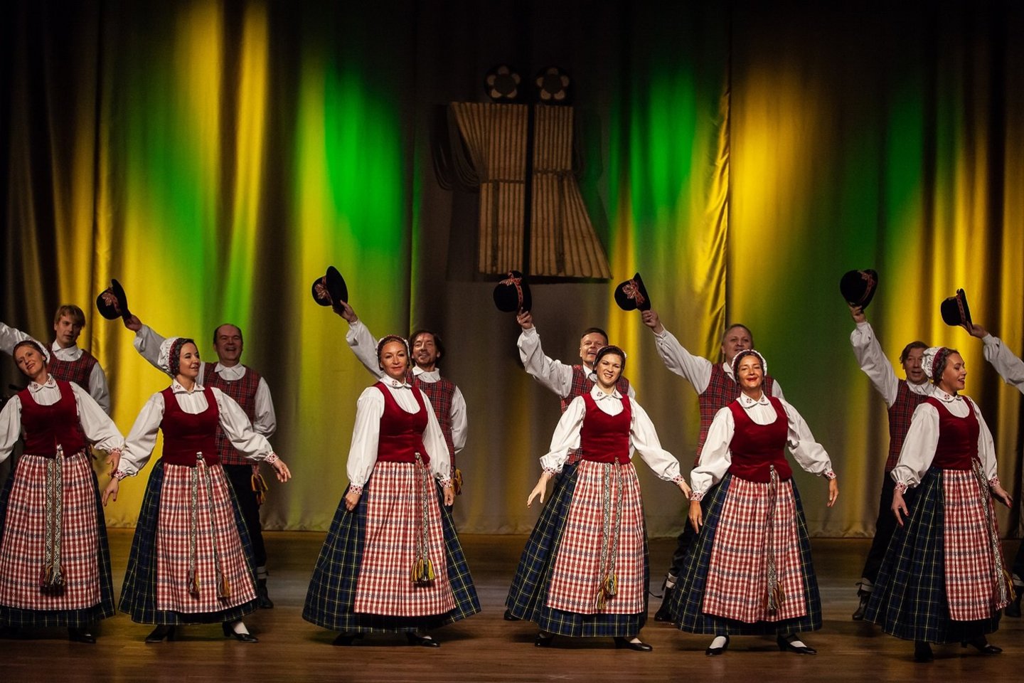 Šoka Vilniaus miesto vyresniųjų liaudiškų šokių grupė „Dalužė“.<br>LNKC nuotr.