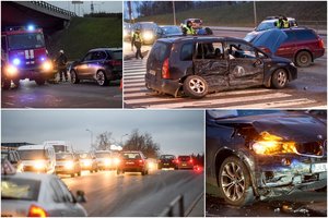 BMW ir žalialapio „Mazda“ susidūrimas Vilniuje: ugniagesiai iš nuolaužų vadavo merginą