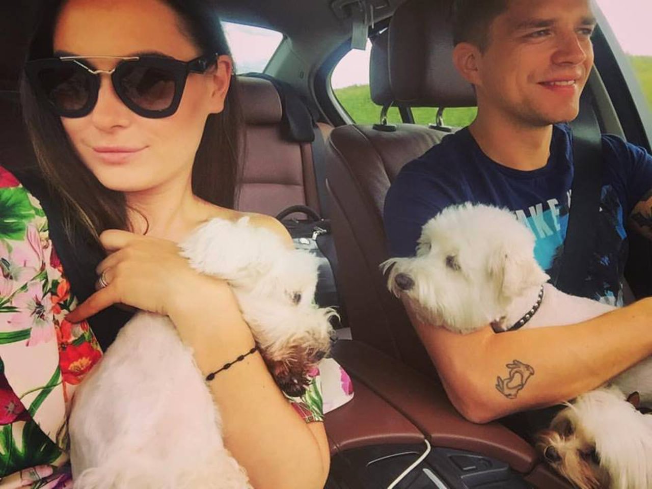 Simona ir Jonas Nainiai augina tris Maltos bišonus. <br>Asmeninio albumo nuotr. 