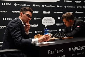  F. Caruana nepasinaudojo pranašumu ir lygiosiomis baigė dar vieną  partiją su M. Carlsenu 