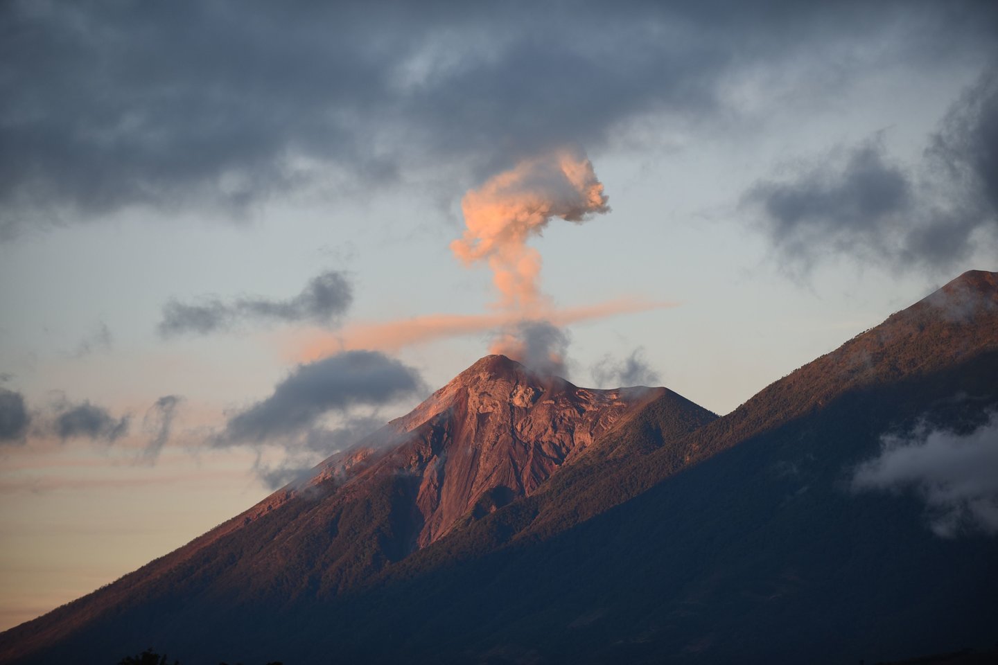 Gvatemalos tarnybos pirmadienį paskelbė aukšto lygio pavojų ir evakavo apie 4 tūkst. žmonių, prasidėjus jau penktam šiais metais Fuego ugnikalnio išsiveržimui, per kurį kalno šlaitais slinko lavos srautais ir pelenų debesys, bet jo aktyvumas greitai sumažėjo ir galiausiai liovėsi.<br>AFP/Scanpix nuotr.