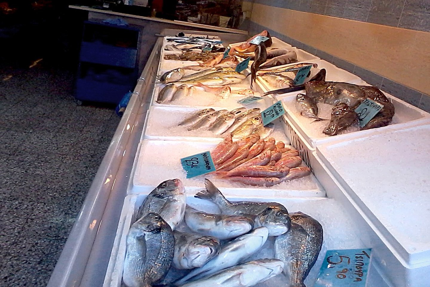  Žuvų parduotuvėje – daug šviežios žuvies ir jūrų gėrybių.<br>Nuotr. iš asmeninio albumo