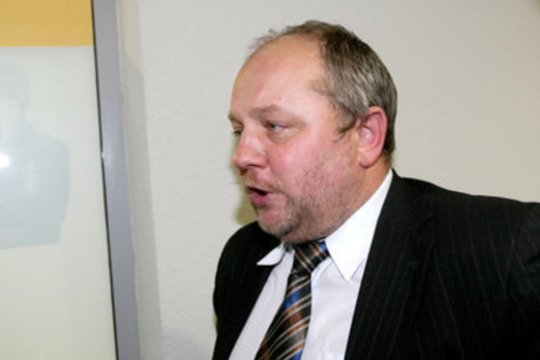 Skandalingas politikas po kelionės su promilėmis turės plačiai atverti piniginę