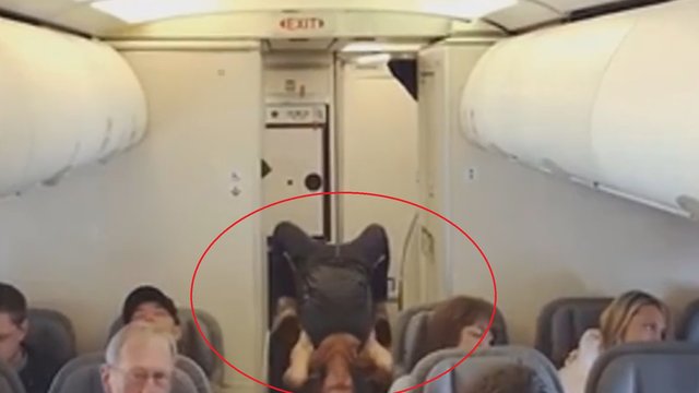 Keleiviai negalėjo atitraukti akių, o porelė gale lėktuvo visai nesidrovėjo