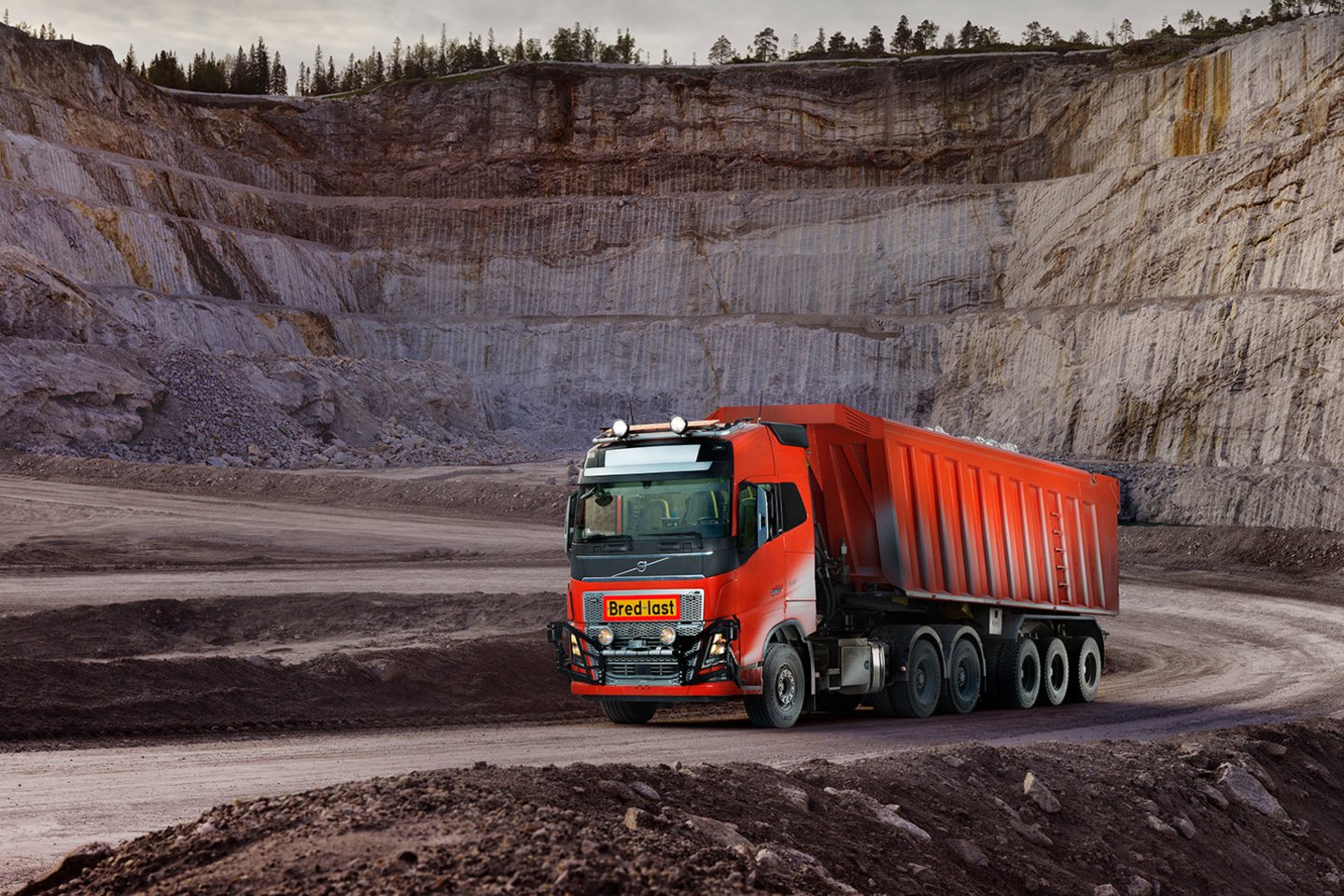  Šeši autonominiai „Volvo FH“ sunkvežimiai transportuos kalkakmenį penkių kilometrų atkarpa.<br> Gamintojo nuotr.