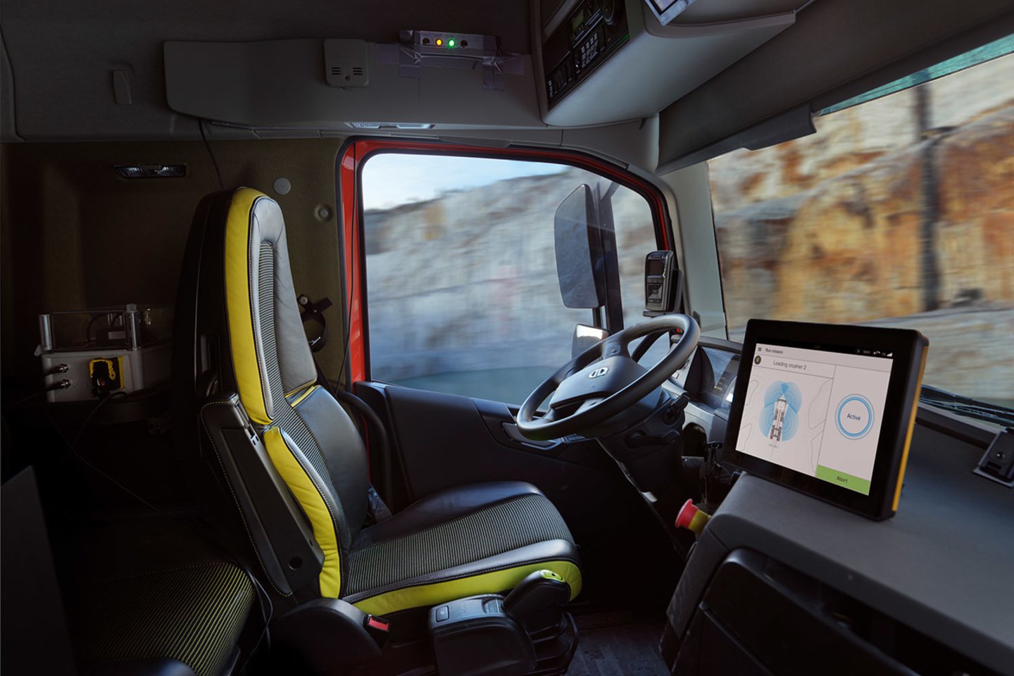  Šeši autonominiai „Volvo FH“ sunkvežimiai transportuos kalkakmenį penkių kilometrų atkarpa.<br> Gamintojo nuotr.