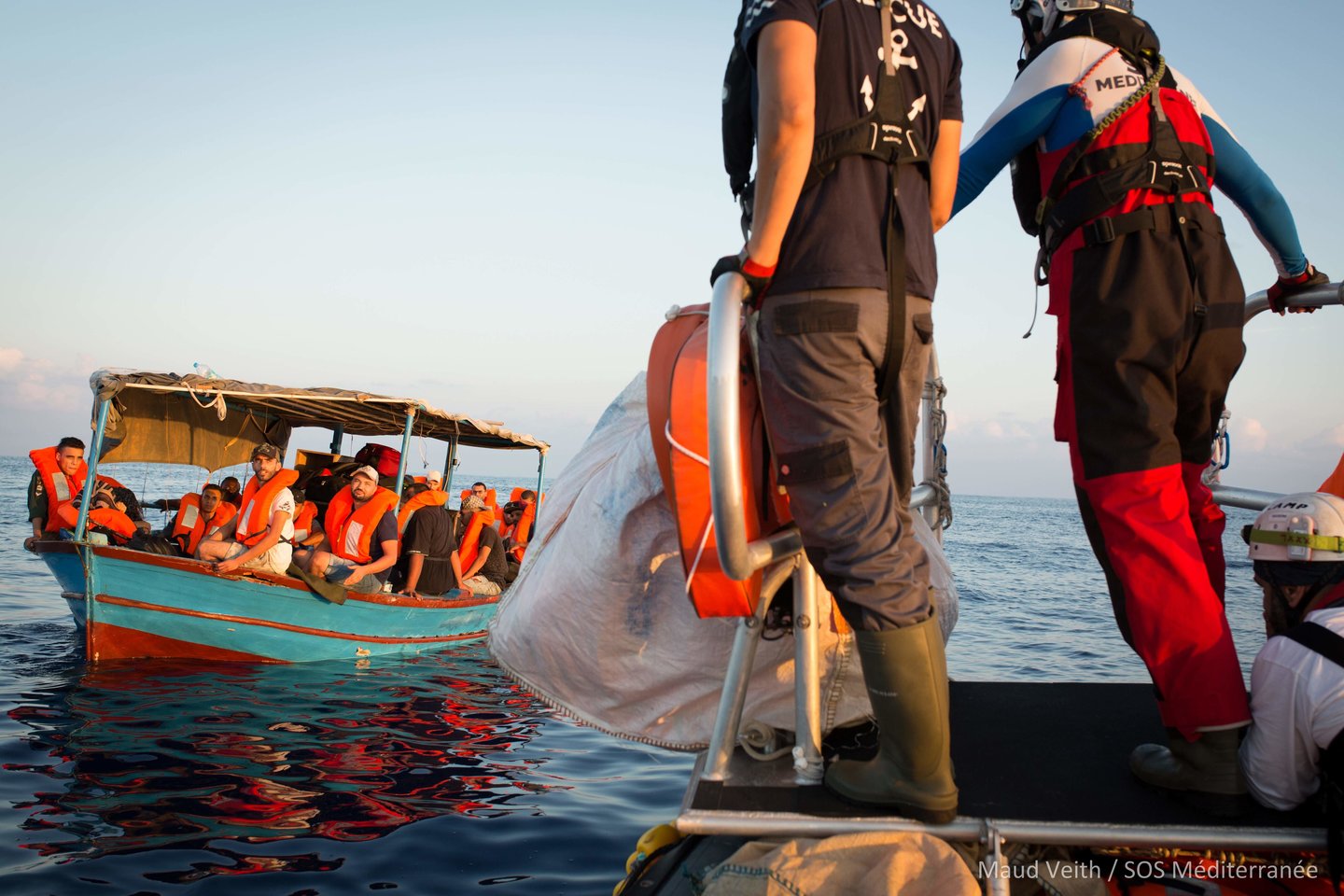  Varganais laiveliais Viduržemio jūrą perplaukti bandantiems migrantams neretai prireikia pagalbos.<br> AFP/Scanpix nuotr.