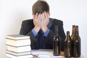 Alkoholio vartojimo žala visuomenei: tūkstančiai mirusiųjų, susirgusių, netekusių darbingumo ir milijonai eurų nuostolių