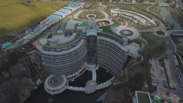 Vienas neįprasčiausių pastatų pasaulyje – atidarytas giliausias pasaulyje viešbutis