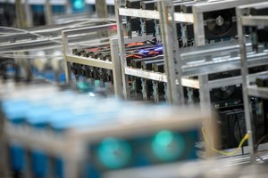 Bitkoinas toliau čiuožia rekordinių žemumų link