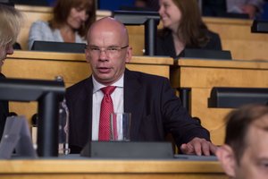 Estijoje dėl politinės krizės šaukiamas neeilinis parlamento posėdis