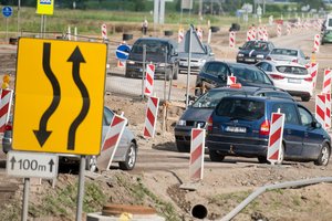 Lietuvos kelių būklė patraukė ekspertų dėmesį: palieka milijonus, o remontai kelia juoką