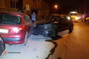 Mažeikiuose girtas ir beteisis vairuotojas sprukdamas iš eismo įvykio vietos apgadino 6 automobilius