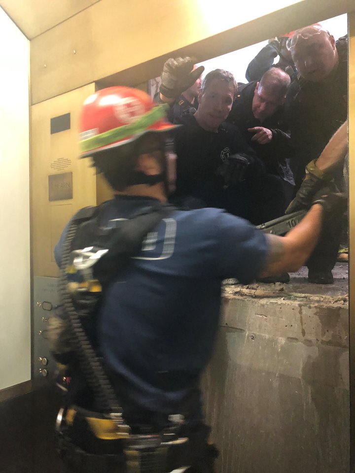  Čikagoje vieno dangoraižio lifte užstrigusiems žmonėms teko išgyventi tikrą košmarą, kurio jie galvojo, kad neišgyvens.<br> Reuters/Scanpix nuotr.