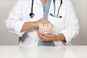 Sveikatos priežiūros įstaigų vadovų atlyginimas priklausys nuo pavaldinių