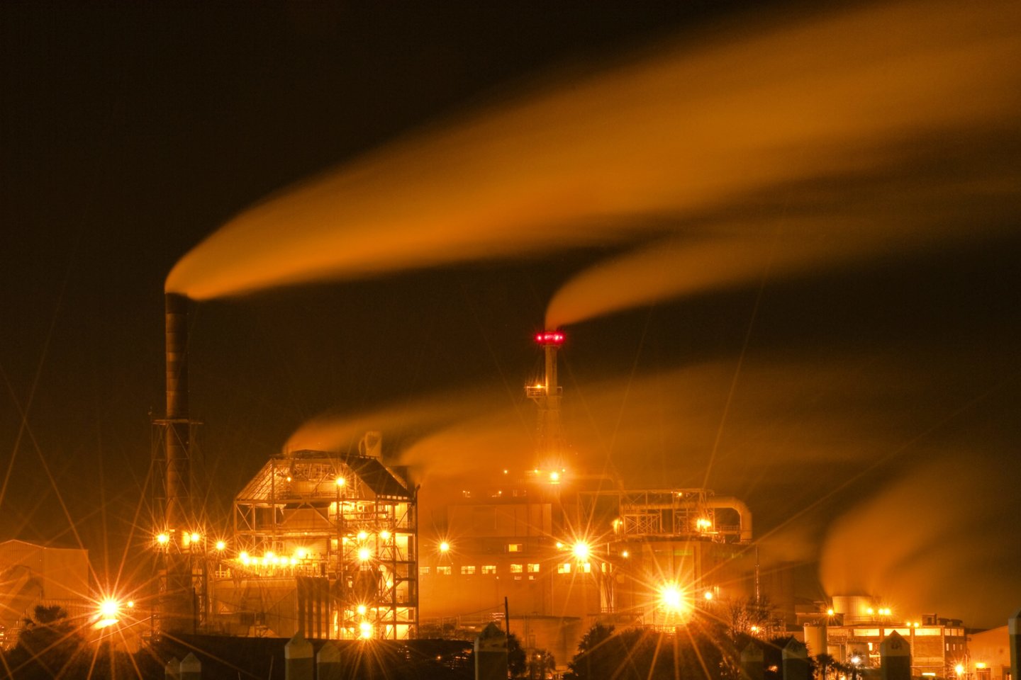 Be anglies dvideginio, WMO atkreipė dėmesį į metano, diazoto monoksido ir kitų ozoną smarkiai ardančių dujų CFC-11 (trichlorofluorometano) koncentracijos didėjimą.<br> Scanpix nuotr.