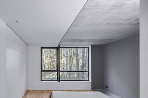 125 kv. metrų vilniečių name –  balta ir pilka 