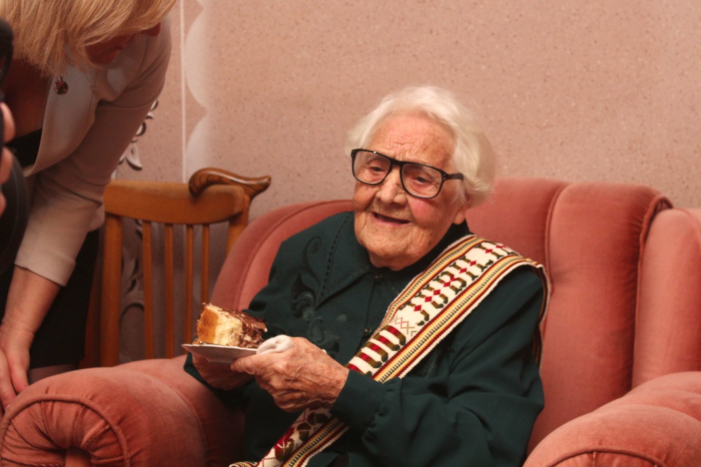  Šimto metų jubiliejų švenčianti J.Vitkauskienė svečius stebino savo energija ir optimizmu<br> R.Vitkaus nuotr.