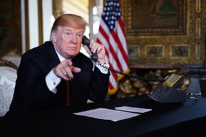 Donaldas Trumpas vėl grasina uždaryti JAV sieną su Meksika