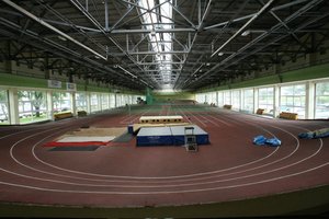 Nelaimė griūvančiame manieže: ant jaunos sportininkės galvos užkrito 6 kilogramų rutulys