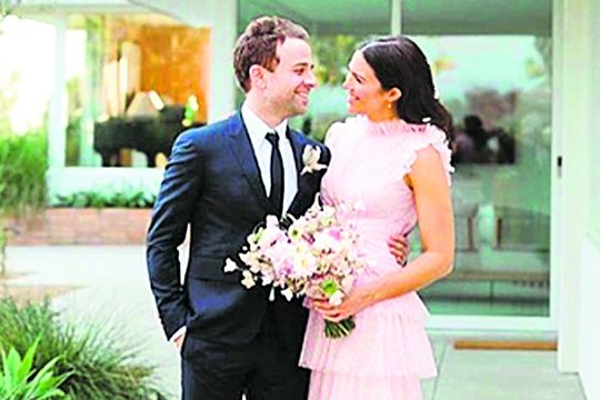 Antrą kartą tekanti Mandy Moore  pasipuošė rožine suknele