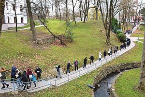 Knygas į naują Kretingos viešąją biblioteką gabeno gyvąja grandine