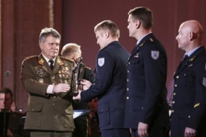 „Lietuvos karžygio“ statulėlė įteikta skęstančiuosius gelbėjusiai kariuomenės sraigtasparnio įgulai