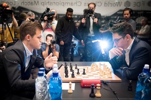 Tęsiasi rekordinė serija: geriausi planetos šachmatininkai dešimtojoje partijoje vėl sužaidė taikiai