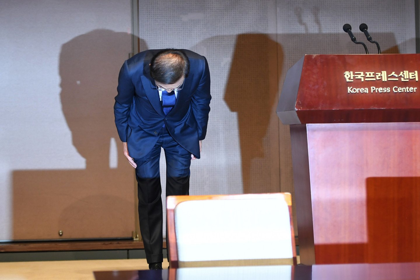  Kinam Kimas atsiprašo darbuotojų.<br>AFP/Scanpix nuotr.