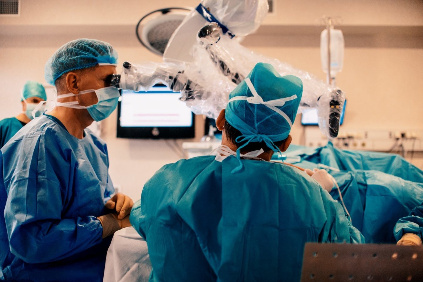 Operacijos endoskopu yra tikslesnės ir saugesnės, o kai kuriose operacijose mums nebereikia atlikti atviro pjūvio.<br> Kauno klinikų nuotr. 