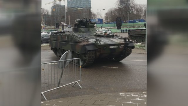 Vilniuje jaunimo pamėgtoje vietoje pamatyti tankai internautams sukėlė juoką