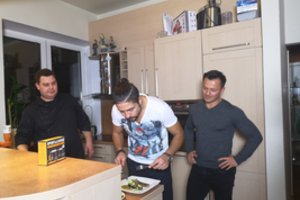 Šokėjas Vytautas Mackonis išbandė salotas, kurios patiks visiems žvėrienos mėgėjams