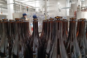 „Volfas Engelman“ taikosi į vyno rinką: alų pilstys į šampano butelius, gamins putojantį vyną