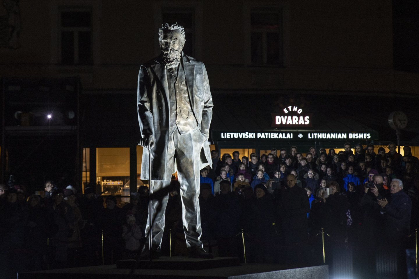 Vilniuje atidengtas paminklas dr. Jonui Basanavičiui.<br>V.Ščiavinsko nuotr.