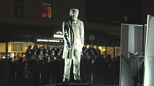 Vilniuje iškilmingai atidengta 3 metrų skulptūra J. Basanavičiui pagerbti