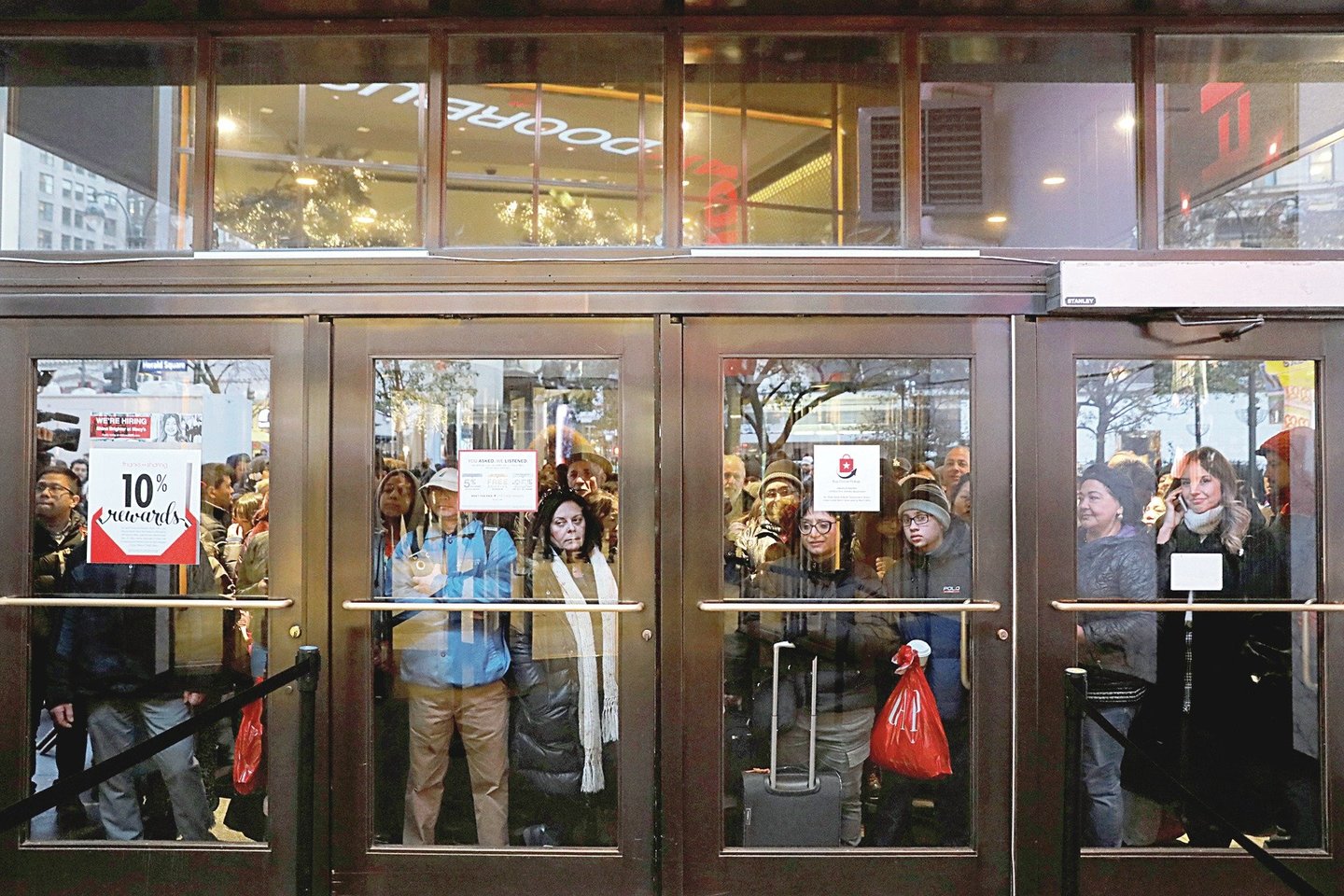 Kai kurie amerikiečiai net per visą naktį budi prie prekybos centrų durų.<br>„Reuters“/„Scanpix“ nuotr.